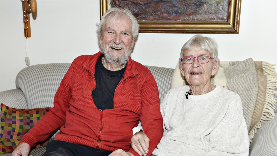 85-årige Arne Riis og 83-årige Kirsten Riis nyder gerne en stille stund i sofaen i parrets lille villa i Hune. De vil hellere dø hjemme end at skulle på plejehjem andre steder end i Hune.
