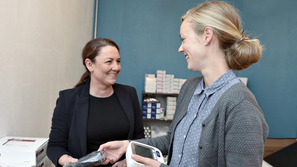 Daglig leder Jeanette Dam Kaastrup og frivillig læge Natalie Parks Laurberg er to af tovholderne i klinikken. Foto: Henrik Louis