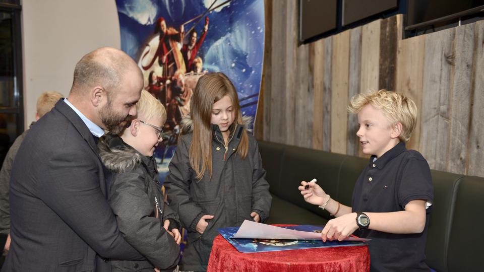 Emma og Julemanden havde forprmiere onsdag aften i Biocenter Hjørring, hvor filmens to bærende børneskuespillere skrev autografer. Foto: Henrik Louis