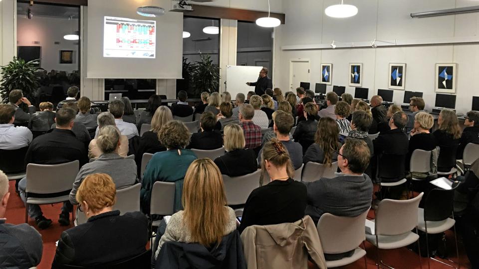 Byrådssalen i Terndrup var møbleret om, da repræsentanter fra de lokale skolebestyrelser var mødt frem for at diskutere de eksterne konsulenters analyse af kommunens skolevæsen. I baggrunden er konsulent Martin Fliess i gang med sit oplæg. Privatfoto