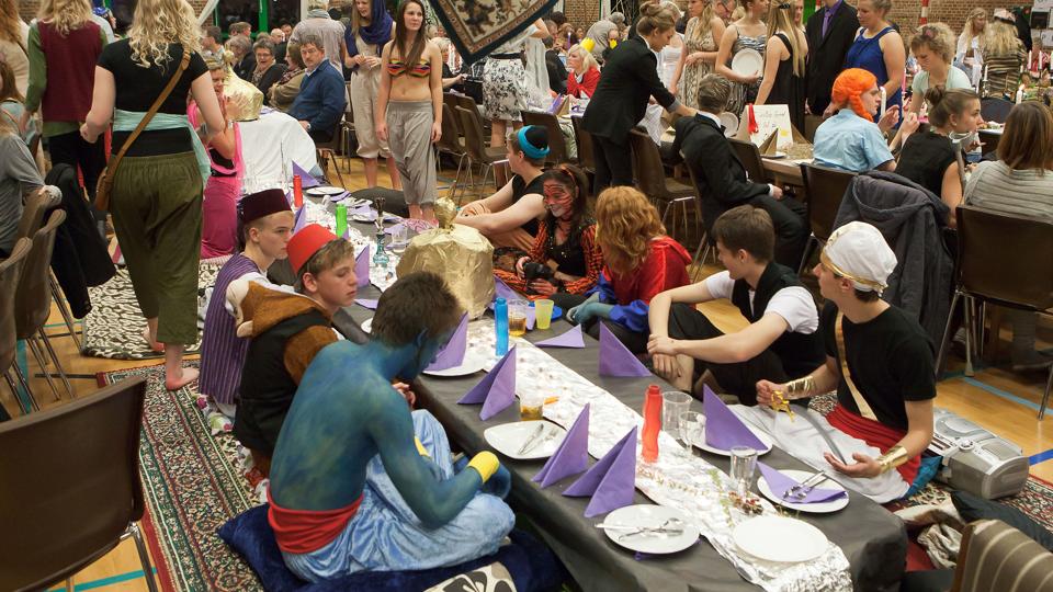 Årsfesten på Morsø Gymnasium trækker mere end 800 gæster i år. Den er vanen tro præget af stor fantasi fra elevernes side, når det gælder udsmykning. Arkivfoto: Poul Erik Bilstrup