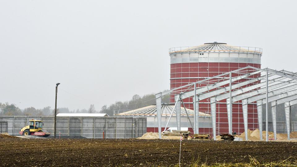 Der blev hurtigt ryddet op efter uheldet med en betontank på byggepladsen for biogasanlægget ved Vrå. Foto: Henrik Louis