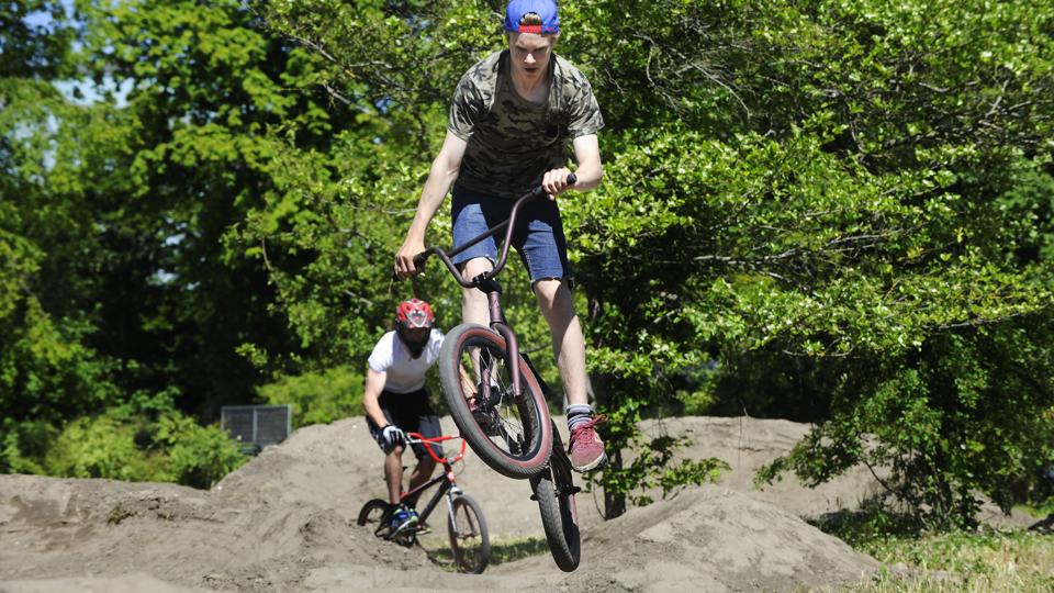 Karolinelund bliver i forvejen brugt til et væld af brugerstyrede aktiviteter - som her hvor der køres pumptrack - og det vil en ny børnehave i parken også kunne bidrage til, mener familie- og socialudvalget. Arkivfoto <i>Michael Bygballe</i>