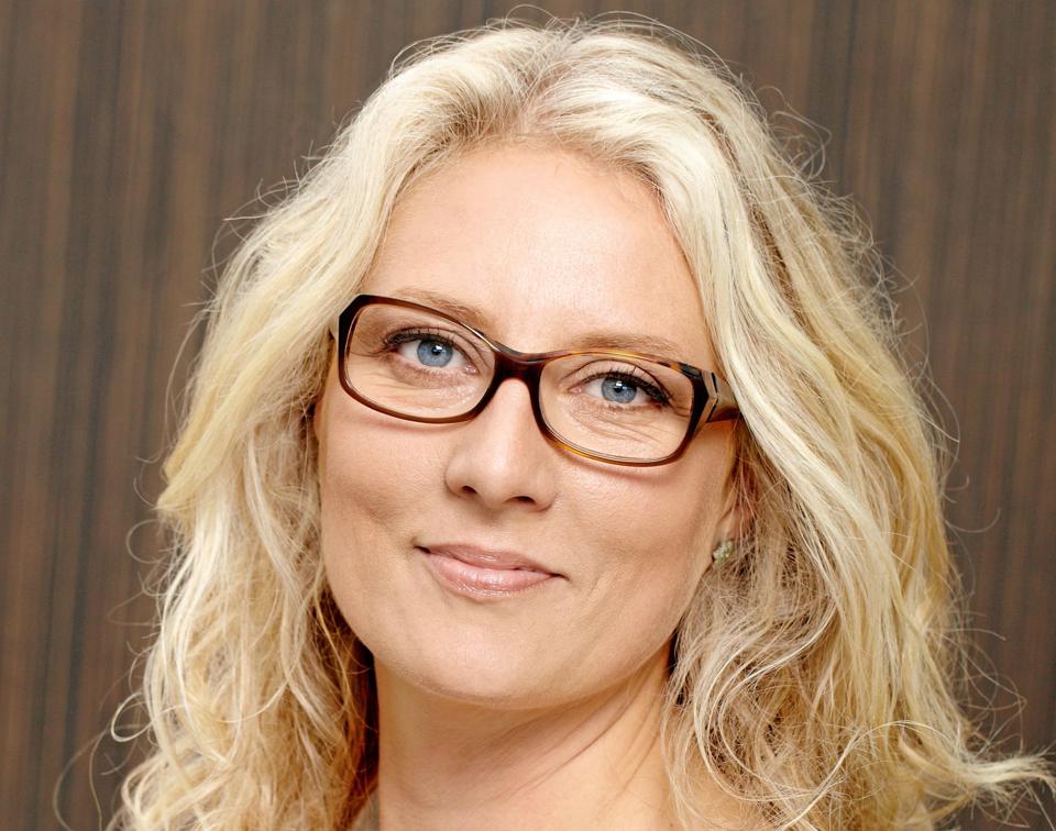 Coach og mentor Helle Laursen vil gerne lære nordjyderne at vise medfølelse - over for sig selv, vel at mærke - og nu starter hun sit første kursus i Aalborg 10. maj. Læs mere på hellelaursen.dk.
Foto: Anne Kring