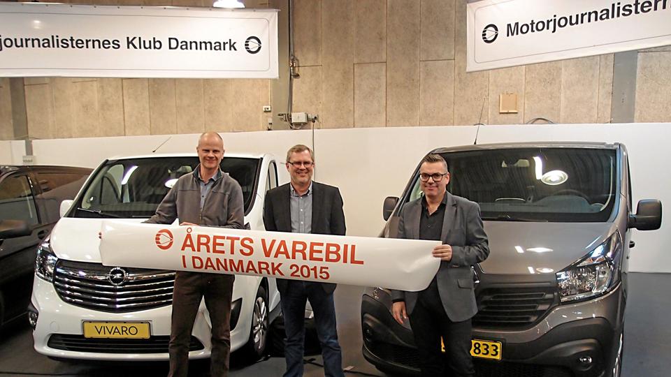 Mikkel Thomsager, formand for Motorjournalisternes Klub Danmark, gratulerer pr-chef Søren Hyltoft fra Renault Danmark (th) og informationschef Erik Morsing, Opel Danmark (tv) med titlen.