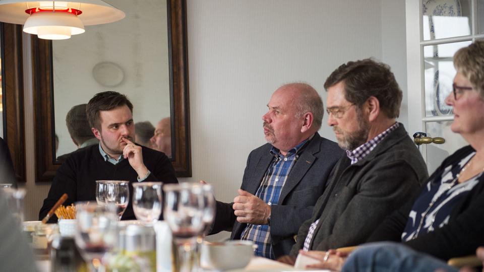 Simon Kollerup blev præsenteret for diverse opgaver for ham af gruppen. Blandt dem Henning Holm, provst Jens Munksgaard og Lene Munksgaard.Foto: Diana Holm <i>Foto: Diana Holm</i>