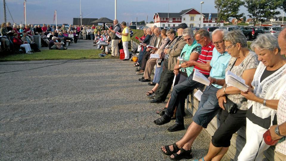 Sådan så det ud sidste år, da der var fællessang på havnen i Hvalpsund. Privatfoto