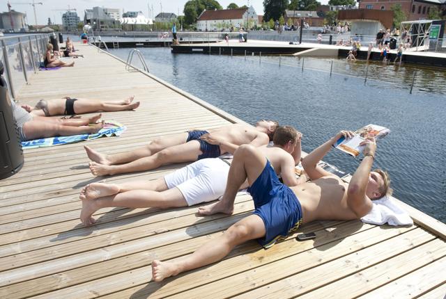 Bademester Sebastian Prenta håber på en sæson med godt vejr i Aalborg Havnebad. Arkivfoto: Torben Hansen