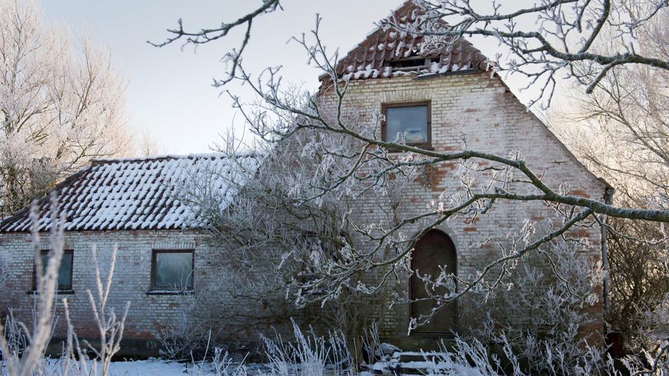 Det gamle ledvogterhus ved banen i Sulsted har kendt bedre dage. Blandt andet er der flere huller i taget. Foto: Anne Mette Welling