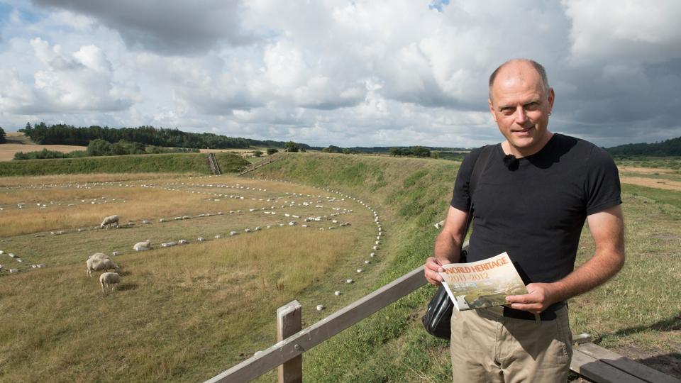 Mere end 15 års arbejde med at gøre blandt andet vikingeborge til verdensarv, har længe skullet kulminere til sommer. Men nu er krigen i Ukraine kommet i vejen. Det ærgrer hovedmanden bag ansøgningen til FN, dirketør for Nordjyske Museer, Jens Christian Nørbach, der her ses på Fyrkat ved Hobro. <i>Arkivfoto Grete Dahl</i>