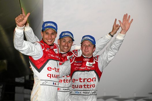 Franskmanden Loïc Duval, Tom Kristensen og, Allan McNish fejrer sejren i 2013, som skulle vise sig at blive nordjydens sidste. <i>Foto: Audi Communications Motorsport</i>