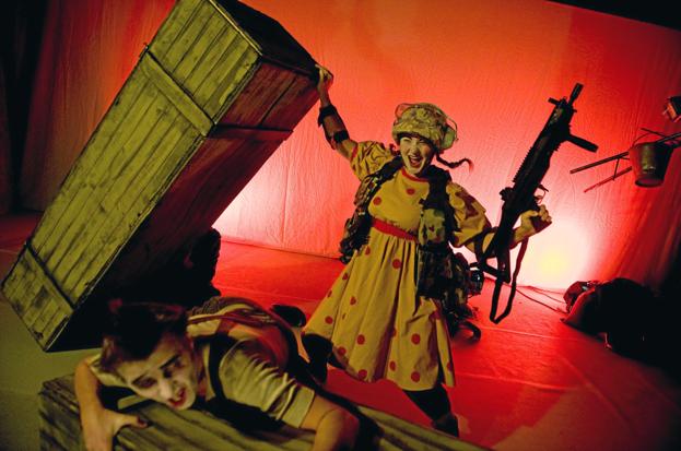 I 2010 viste Limfjordsteatret forestillingen ”Pinkie” - en satire om den danske indsats i krigen i Afghanistan. <i>Foto: Lars Horn / Baghuset</i>