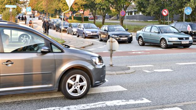 Trafiksituationen omkring Skolevangen i Hjørring kritiseres af skolebestyrelsen. Foto: Bent Bach