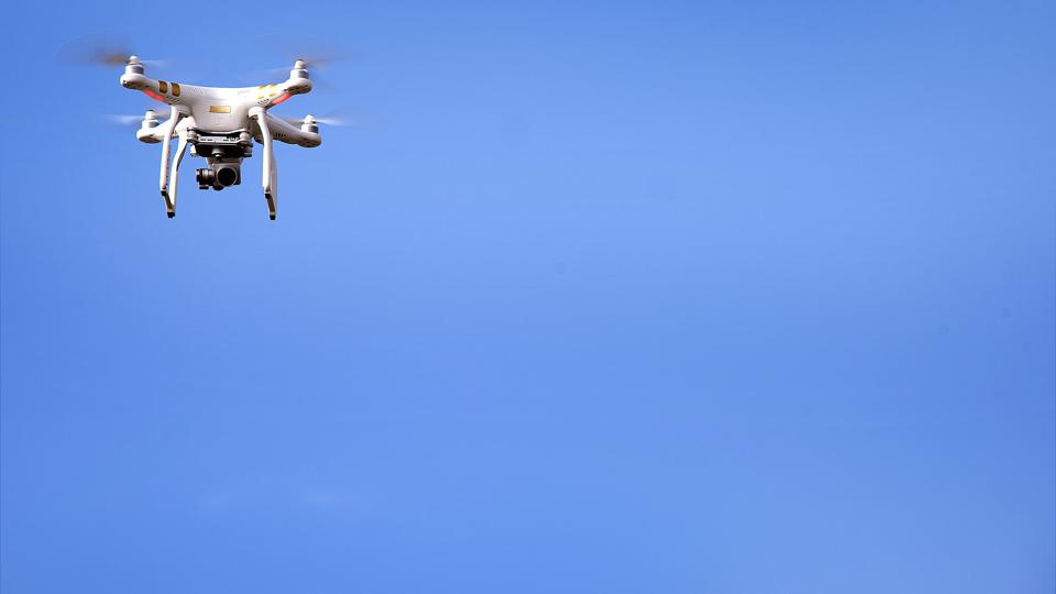 Indtil videre har Flyvestation Aalborg og Nordjyllands Politis kampagne ikke knækket kurven for ulovlige droneflyvninger. Nu skal nyt tiltag guide nybagte droneejere på rette vej. <i>Arkivfoto: Lars Pauli</i>