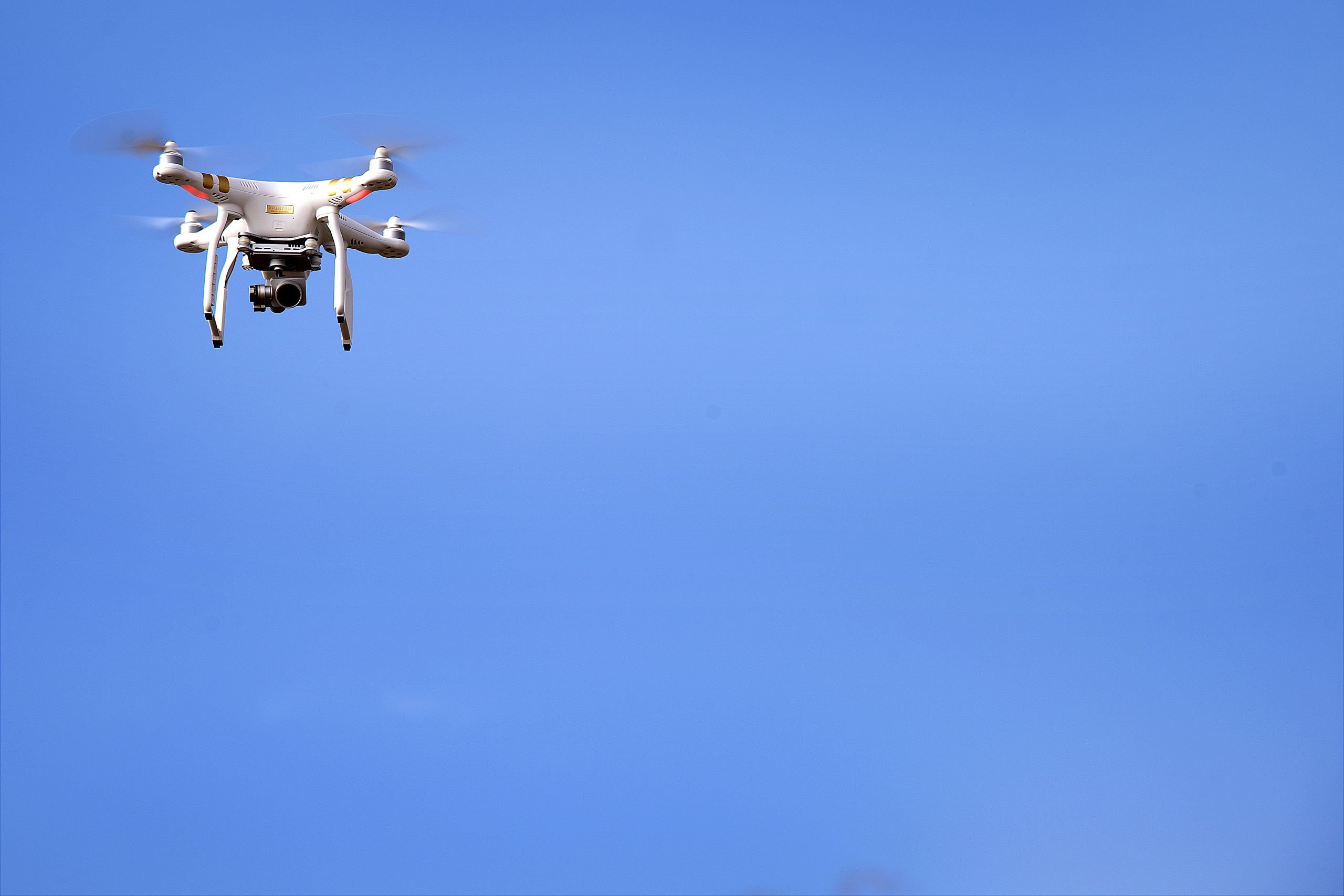 Farlig droneflyvning tager til: Udsigt til ugentlige konfrontationer
