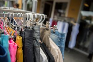 Tøjbutik i shoppingcenter begærer sig selv konkurs