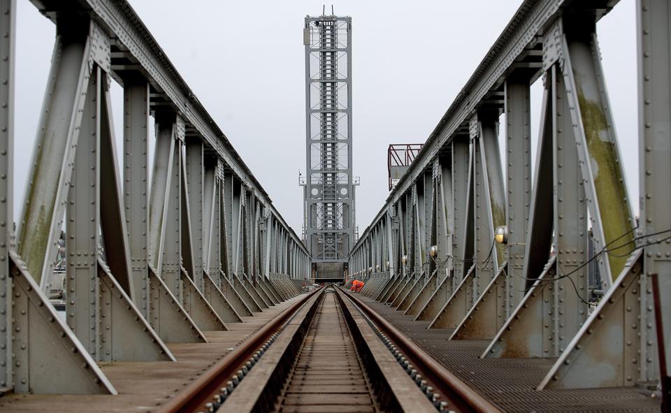 Jernbanebroen har siden onsdag eftermiddag ikke været i stand til at åbne broklappen. <i>Arkivfoto: Lars Pauli</i>
