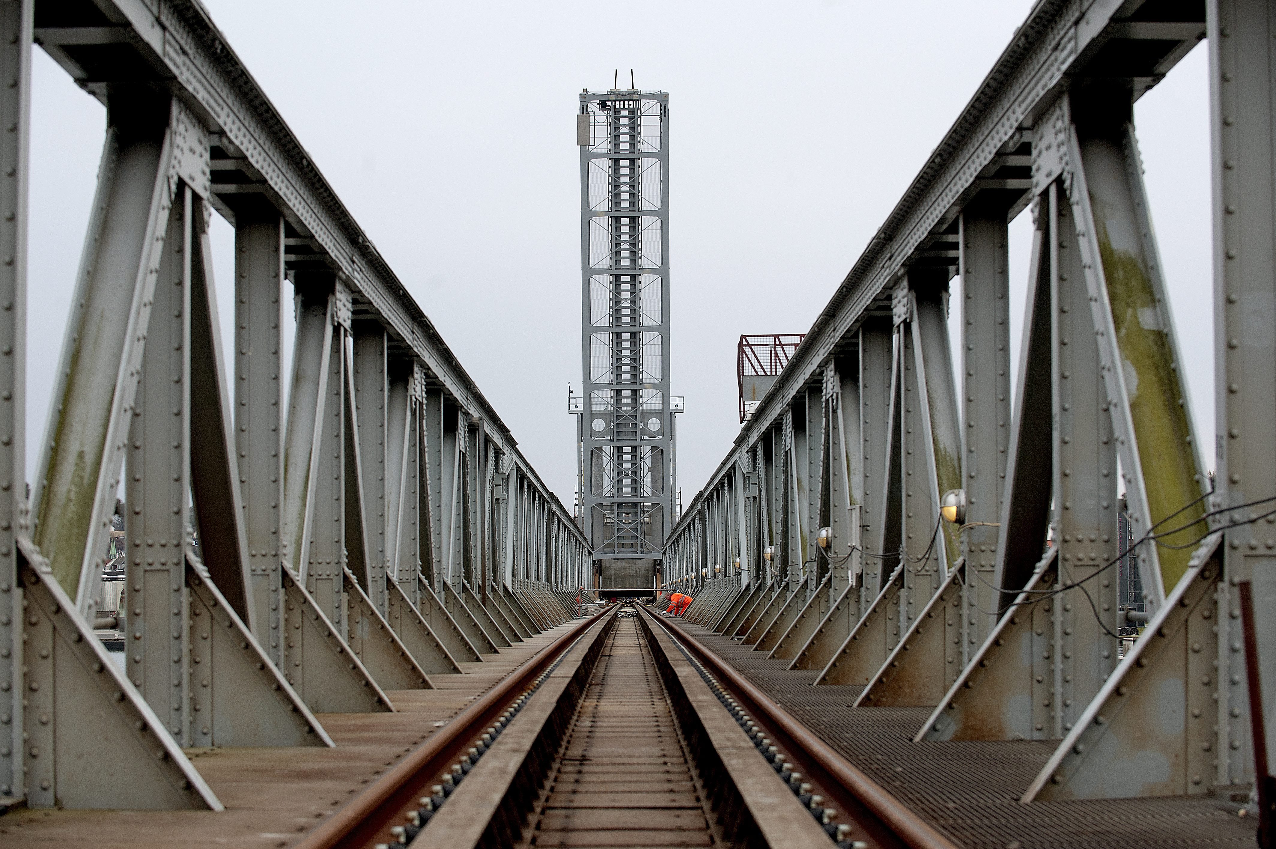 Jernbanebroen kan ikke åbne - skibstrafik og lystsejlere låst fast