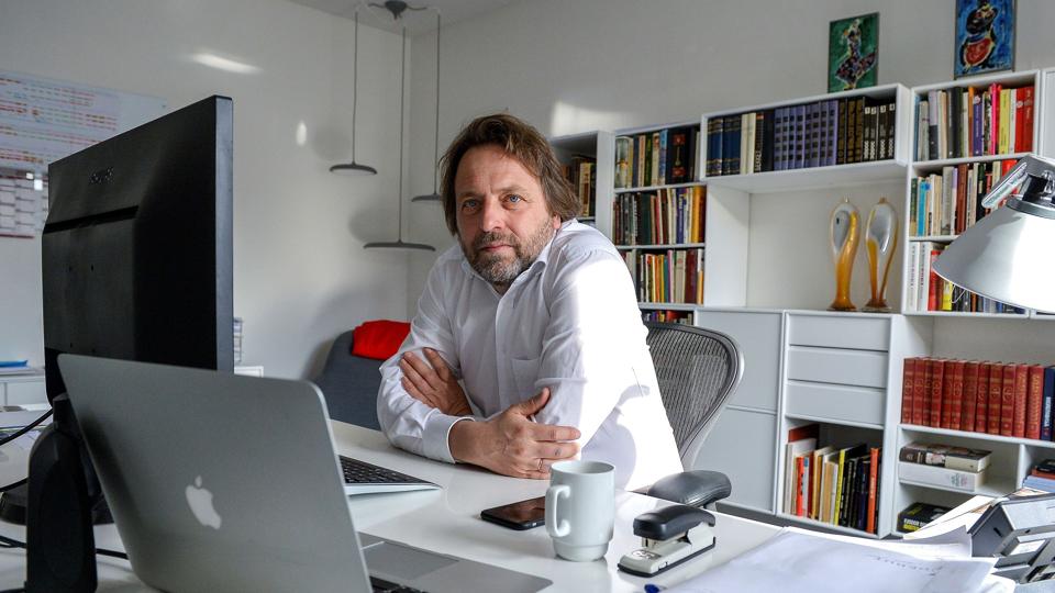 Aalborg Teaters direktør Hans Henriksen har lagt et sæsonprogram, der både skal underholde og vække debat. Foto: Jesper Thomasen