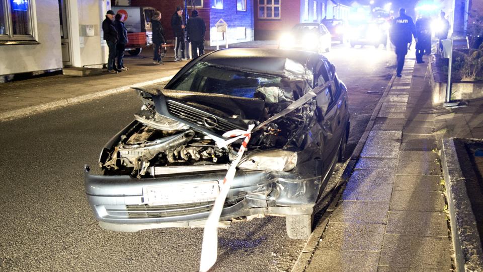 Bilen fik store buler ved påkørslen på Sølvgade i Hallund torsdag aften.

Foto: Kurt Bering <i>Kurt Bering</i>