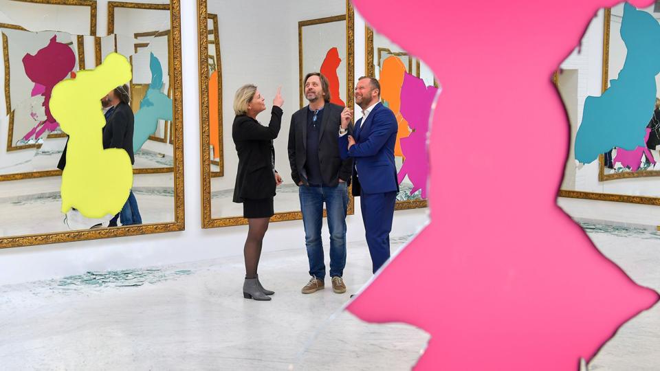 Tre kulturdirektører omgivet af den italienske performancekunstner Michelangelo Pistolettos knuste spejle på Kunsten. Fra venstre Kunstens Gitte Ørskou, Aalborg Teaters Hans Henriksen og Lasse Rich Henningsen fra Musikkens Hus. Foto: Jesper Thomasen