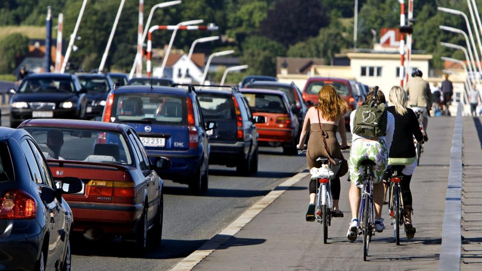 Normalt er der masser af trafik på Limfjordsbroen. Torsdag eftermiddag og aften bliver den lukket. Arkivfoto <i>Pressefotograf Henrik Bo</i>