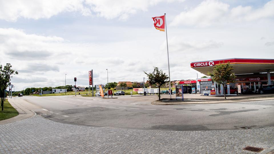 Mågevej skal efter planen ikke længere svinge over i Broen, men fortsætte ligeud over Nettos p-plads, krydse Vestergade og ende i Dueholmsgade. <i>Foto: Diana Holm</i>