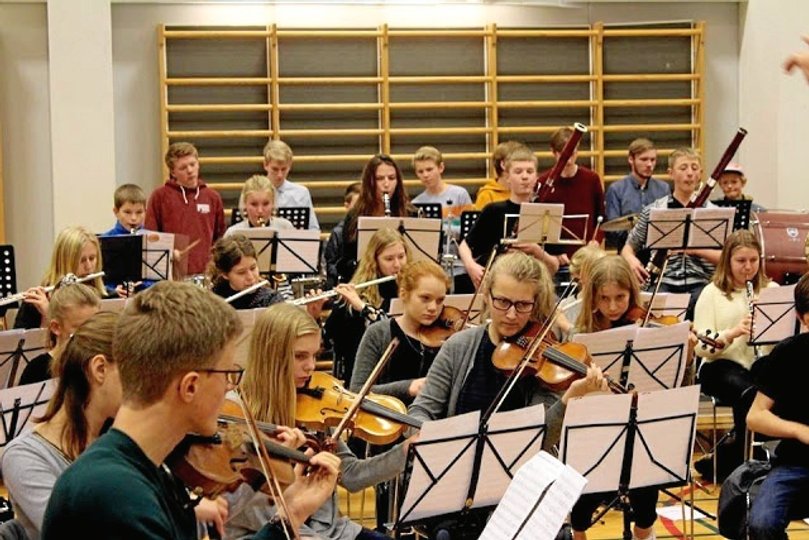 80 unge orkestermusikere fra hele Nordjylland samles 1. og 2. april til weekendstævne på Bymarkskolen i Hobro. Privatfoto