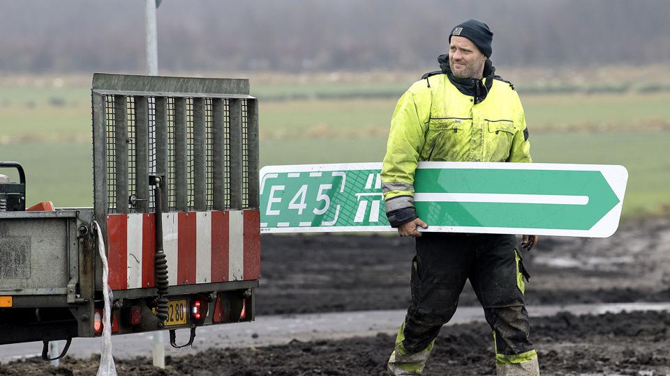 Skiltning og striber er ved at komme på plads. Foto: Lars Pauli <i>Lars Pauli</i>