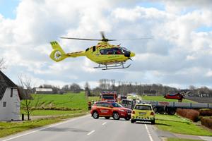 Bilist fløjet til hospital efter ulykke