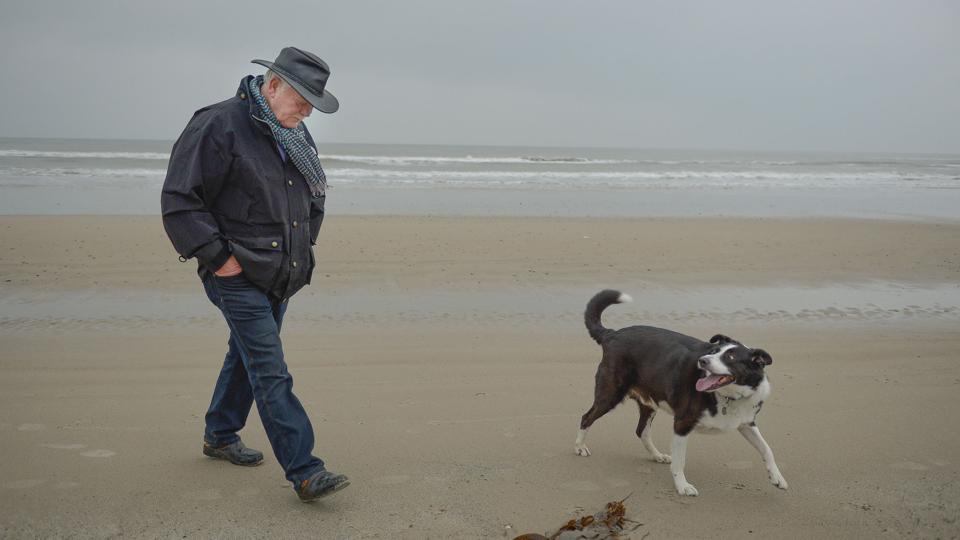 Poul ”Skipper” Olesen har altid holdt øje med hvad der ligger på stranden men har aldrig i sin vildeste fantasi troet, at han skulle finde en flaskepost langvejs fra og tror heller ikke på, at det vil ske igen. <i>Foto Grete Dahl</i>