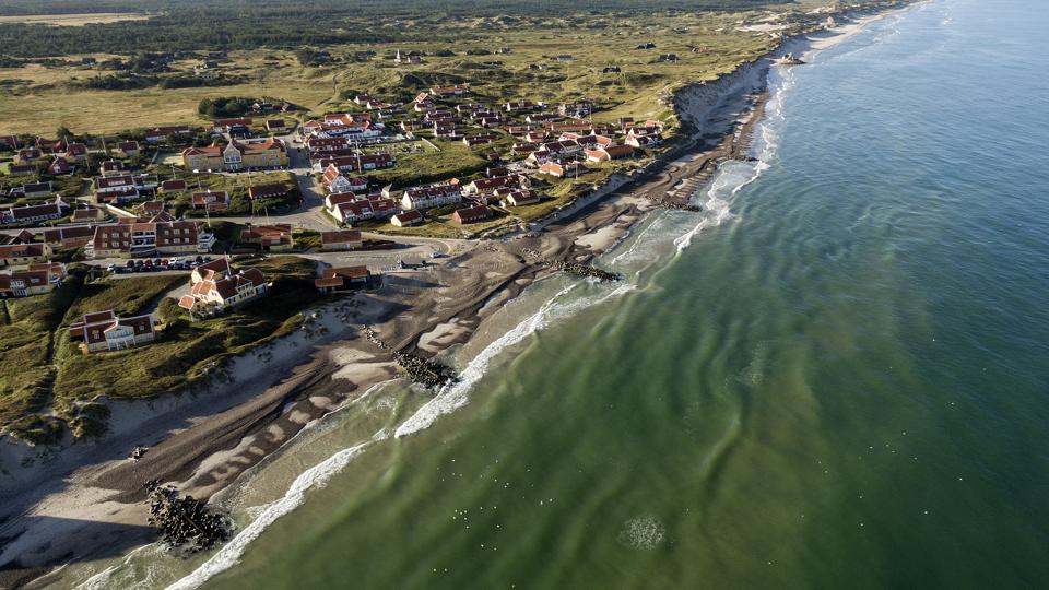 Nu kan der måske komme gang i kystbeskyttelse ved Gammel Skagen, og dermed også renovering af Solnedgangspladsen. Arkivfoto: Peter Broen