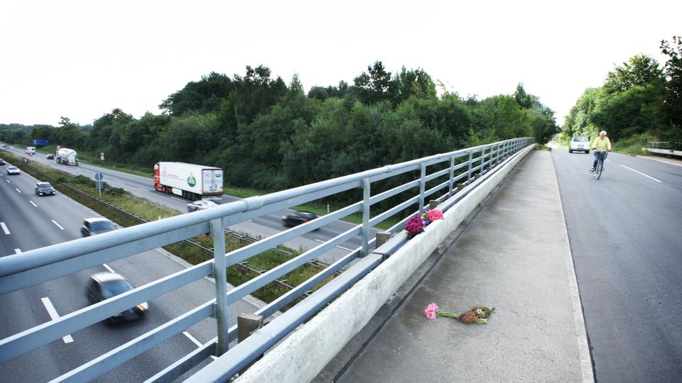 Ukendte gerningsmænd kastede en betonklods ud fra denne motorvejsbro og dræbte en kvinde. Foto: Sonny Munk Carlsen/Scanpix <i>Scanpix Denmark</i>