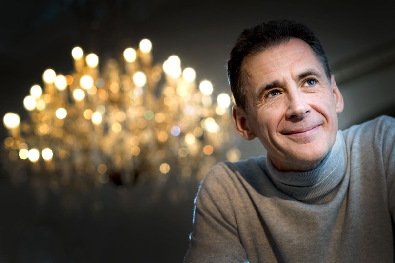 - De store skel sniger sig ind på os. Vi lægger ikke mærke til det, så vi journalister og forfattere har et ansvar for at få øje på det, der ikke bare flammer op. Og skrive om det. Foto: Torben Hansen