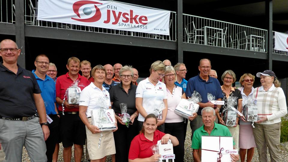 Præmietagerne samlet til fotografering efter klubmatchen i Hvalpsund. Privatfoto