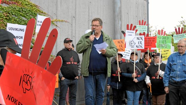 Peter Kristensen, kredsformand for socialpædagogerne i Nordjylland, taler ved demonstrationen i Frederikshavn forud for byrådsmødet onsdag. Foto: Henrik Louis