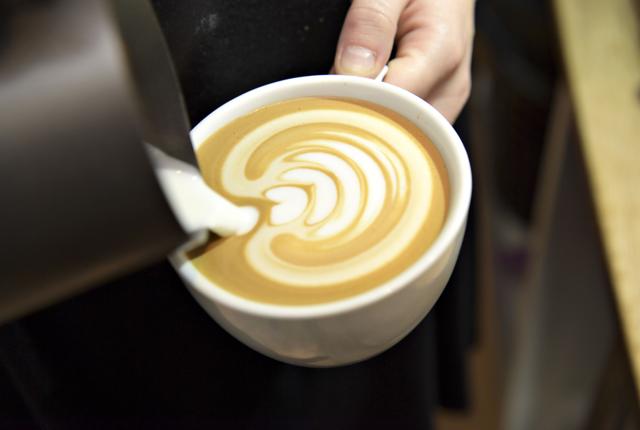 Du må snart sige farvel til en af byens markante kaffebarer. Arkivfoto: Bent Bach