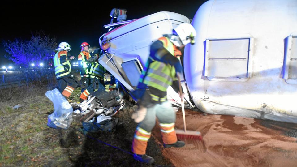 Oprydningsarbejdet tog langt tid, da lastbilen med svinefoder væltede på motorvejen ved Støvring. Foto: Jan Pedersen