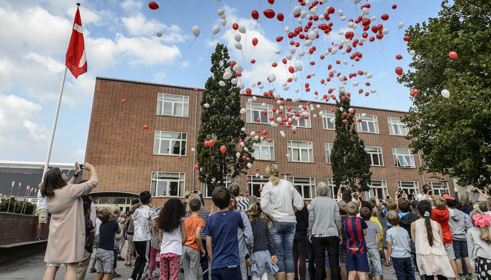 Frederikshavn har en række ældre skoler, som her Bangsbostrand Skole. Kommunen skal nu i gang med at se på, hvor og hvordan det giver mest mening at forbedre indeklimaet på kommunens forskellige skoler. <i>Arkivfoto: Peter Broen</i>