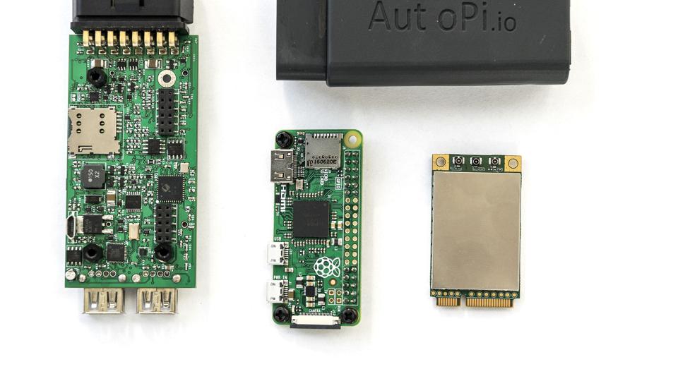 AutoPi er opbygget af specialtudviklet bundkort, Raspberry Pi-computer og mobilmodem. Det hele er pakket ind i et etui. Foto: Laura Guldhammer <i>Laura Guldhammer</i>