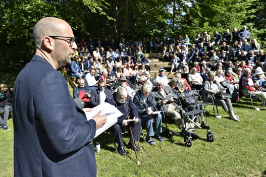 Der er tradition for grundlovsmøder i haven ved Vrå Højskole. Nu vender det tilage. Foto: Bent Bach