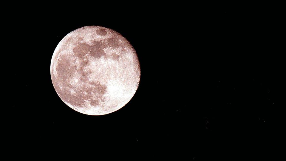Både varmen og månen kan gøre det svært at falde i søvn for tiden - og så kan man jo fordrive tiden anderswie. Arkivfoto: Bent Bach