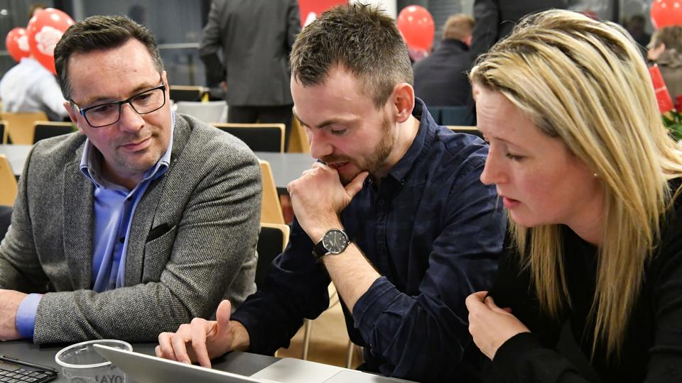 Henrik Buchhave (tv), der her studerer resultaterne sammen med Anders Broholm og SF’s Christina Lykke Eriksen, blev genvalgt som formand for Venstres Kommuneforening. Arkivfoto: Peter Broen <i>Foto: Kim Dahl Hansen</i>