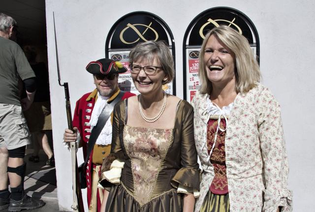 Borgmester Birgit Hansen, th. og bagerfrue Anita Madsen i de store kjoler i anledning af bageriets 130 års jubilæum i Vestergade.Foto: Kurt Bering