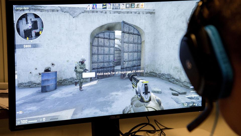Counter Strike GO er et strategisk skydespil, hvor eleverne spiller sammen i hold. Den anbefalede aldersgrænse er 18 år, men på Søndre Skole får elever ned til 13 og 14 år fra årsskiftet mulighed for at spille det, hvis deres forældre giver lov. Arkivfoto: Peter Mørk <i>Foto: Peter Mørk</i>