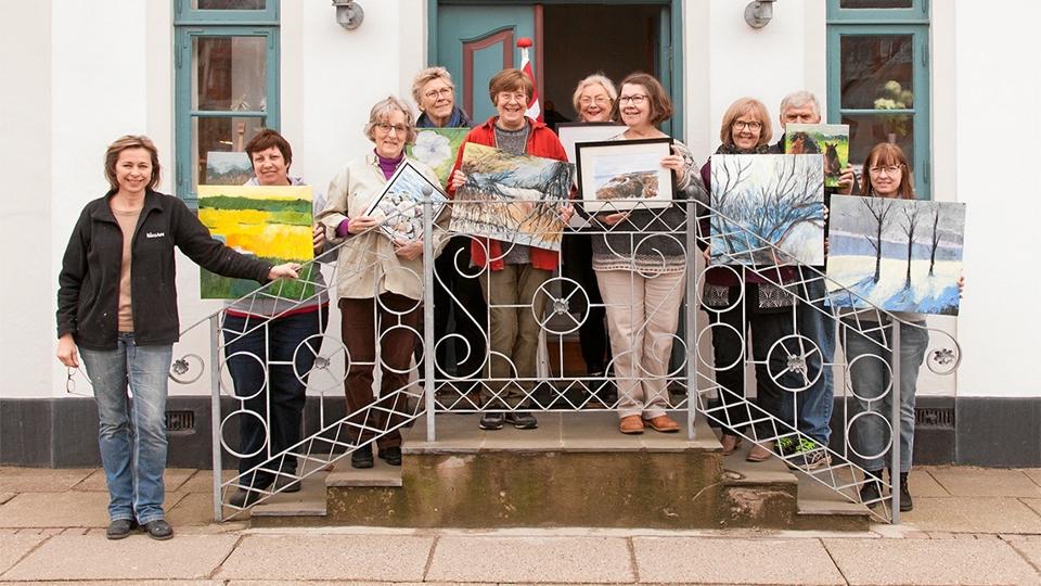 Her ses en del af de kursister der udstiller i byens butikker i uge 13 og 14. Alle undervises af Kiss Jönsson i Kunsthuset, der ligger på Østre Allé 16 i Hadsund. Fotograf: Jan Vestergaard.