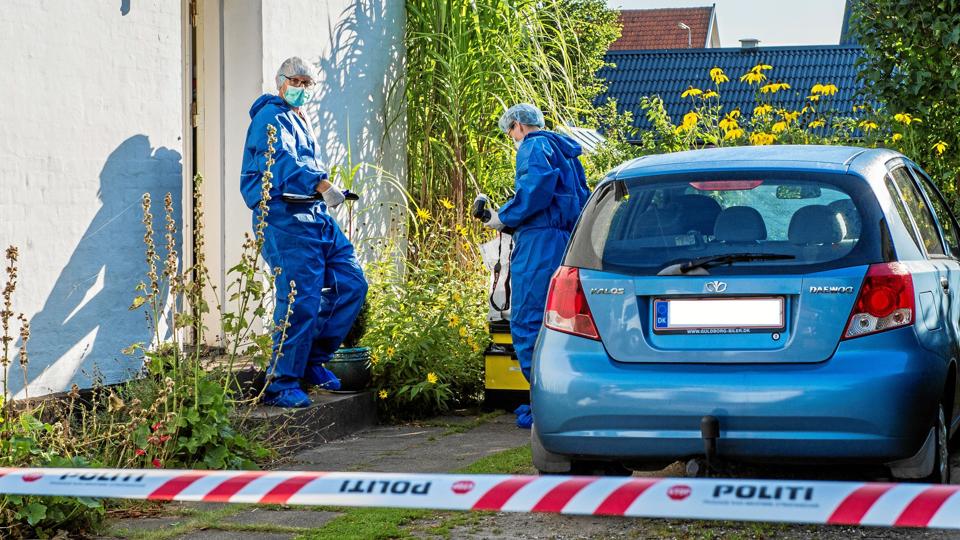 Politiets teknikere undersøgte hele lørdag formiddag drabsstedet på Sigurd Hoels Vej i Sulsted. Foto: Martin Damgård