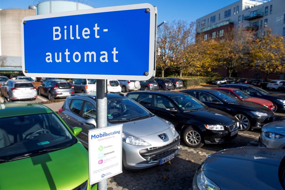 Nu er der godt nyt til håndværkerne, når de skal finde en p-plads i Aalborg men dårligt nyt til andre bilister. <i>Arkivfoto: Lars Pauli</i>