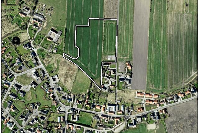 På dette luftfoto, som Jammerbugt Kommune har fået taget i 2016 kan man se afgrænsningen af lokalplanområdet - der ligger umiddelbart nord for byen. Illustration: Jammerbugt Kommune