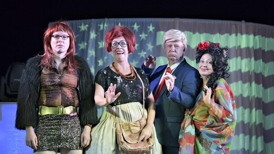 Det er niende gang, der spilles revy i Skagen. Ligesom de to seneste år udgøres revyholdet af fra venstre Martin Knudsen, Stine Bruun, Jan Schou og Ulla Jessen. <i>Bent Bach</i>